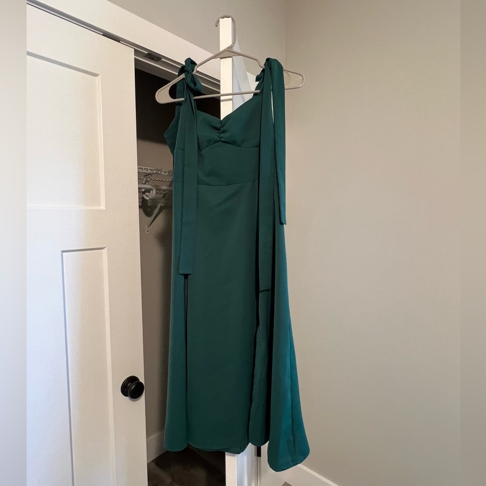 Shoulder tie emerald green dress